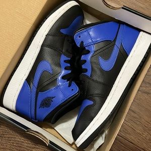 Jordan 1 Mid 5Y or 6.5 Womens